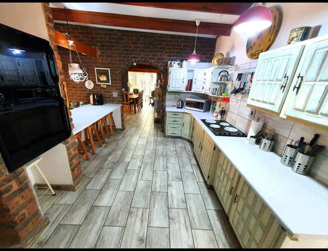 5 BEDROOM HOUSE FOR SALE IN KARENPARK